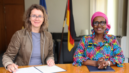 links: Nikola Gillhoff, deutsche Botschafterin bei den Vereinten Nationen in Genf, rechts: UNAIDS-Chefin Winnie Byanyima