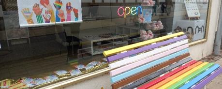 Bunte Bank in den Farben der queeren Community vor der Aidshilfe Goslar