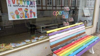Bunte Bank in den Farben der queeren Community vor der Aidshilfe Goslar 